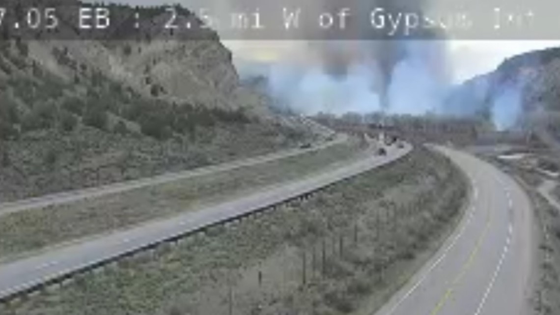 Kebakaran hutan memaksa penutupan pada I-70