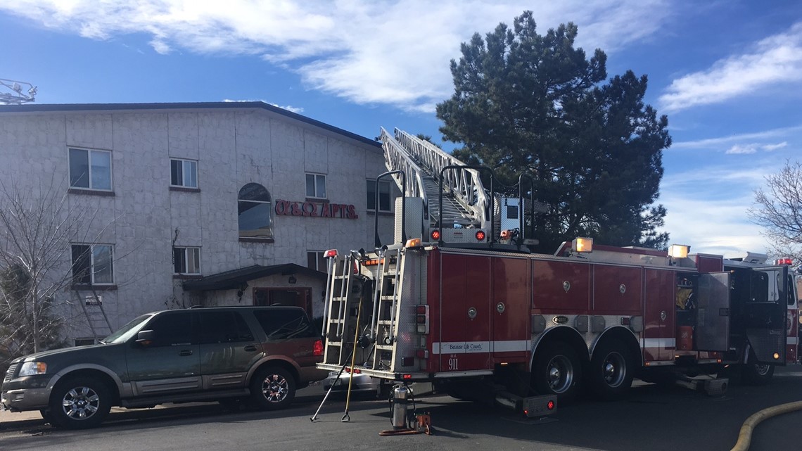 30 residents displaced after fire at Aurora apartment complex