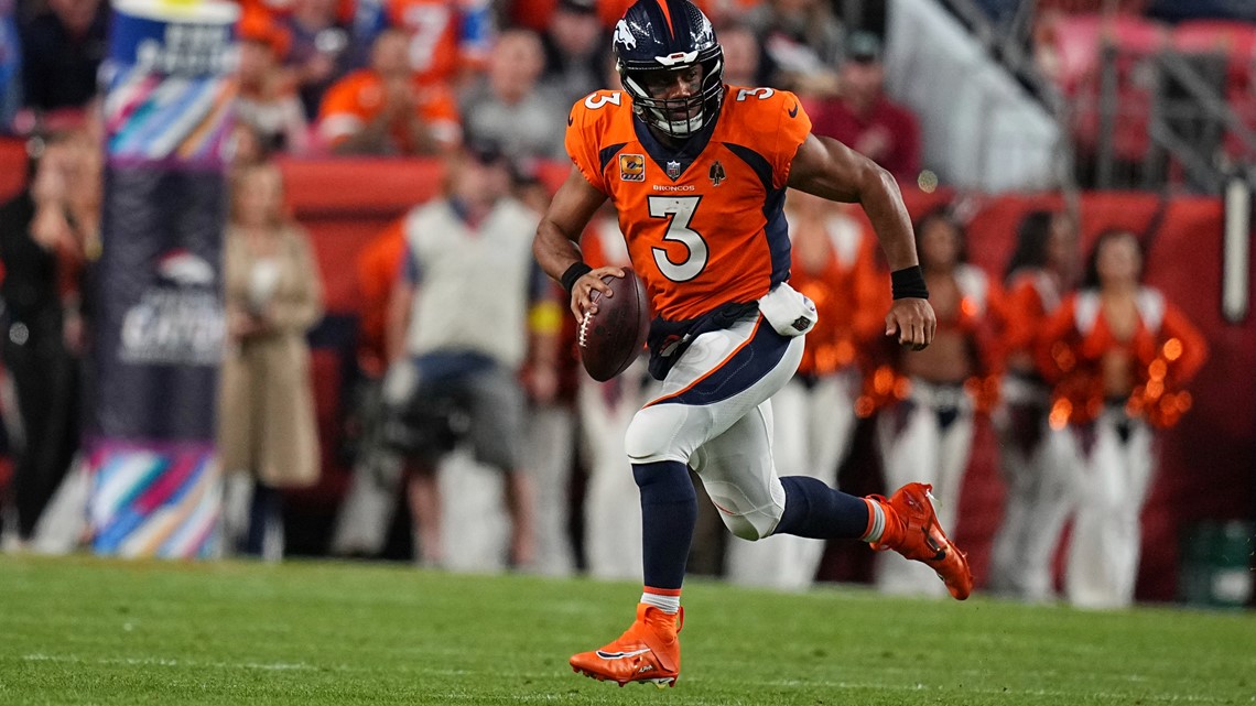 Los Angeles Chargers linebacker Khalil Mack (52) against the Denver Broncos  in an NFL football game, Monday, Oct. 17, 2022, in Inglewood, Calif.  Chargers won 19-16. (AP Photo/Jeff Lewis Stock Photo - Alamy