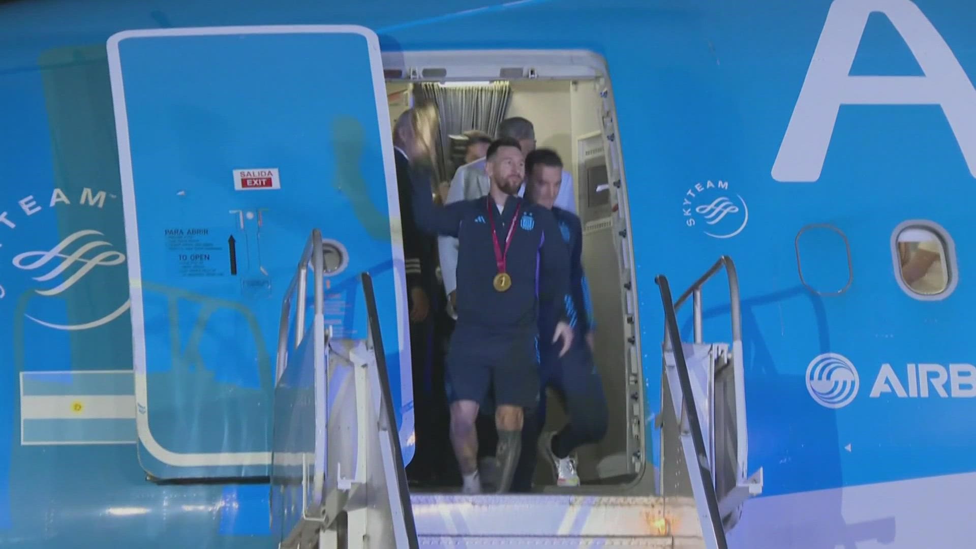 Los campeones del mundo llegaron con la copa de la mano de Messi y una marea de gente los esperaba para recibirlos.