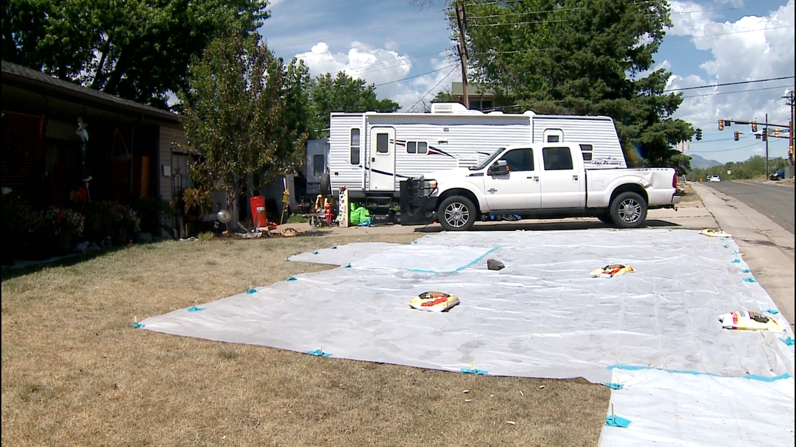 A Colorado homeowner reacts after a plane crashed in his yard - Vimarsana News