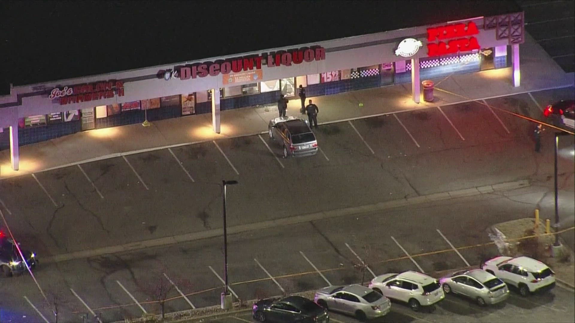 1 injured in shooting at liquor store