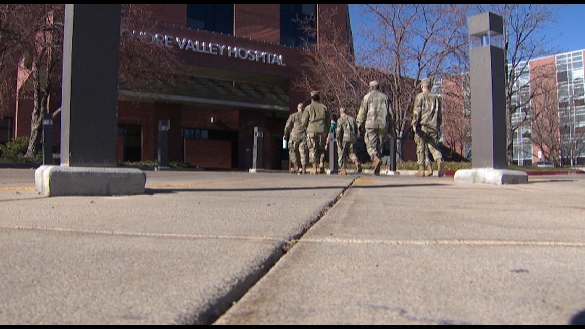 Anggota militer meninggalkan Fort Collins setelah merawat pasien COVID
