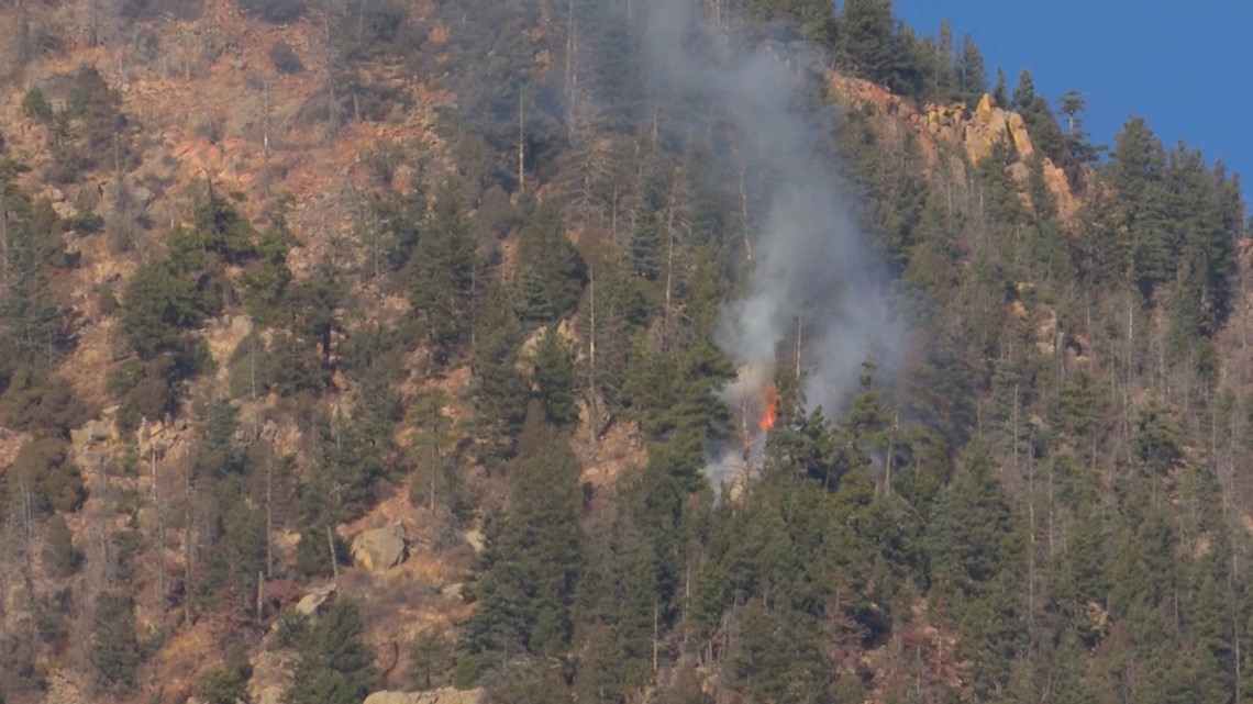 Petugas pemadam kebakaran berjuang melawan kebakaran hutan belantara di dekat Colorado Springs