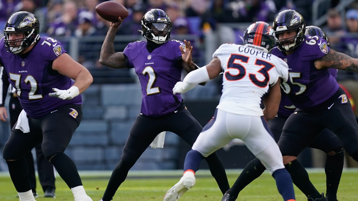 Ravens lose Lamar Jackson to injury but beat Broncos, 10-9