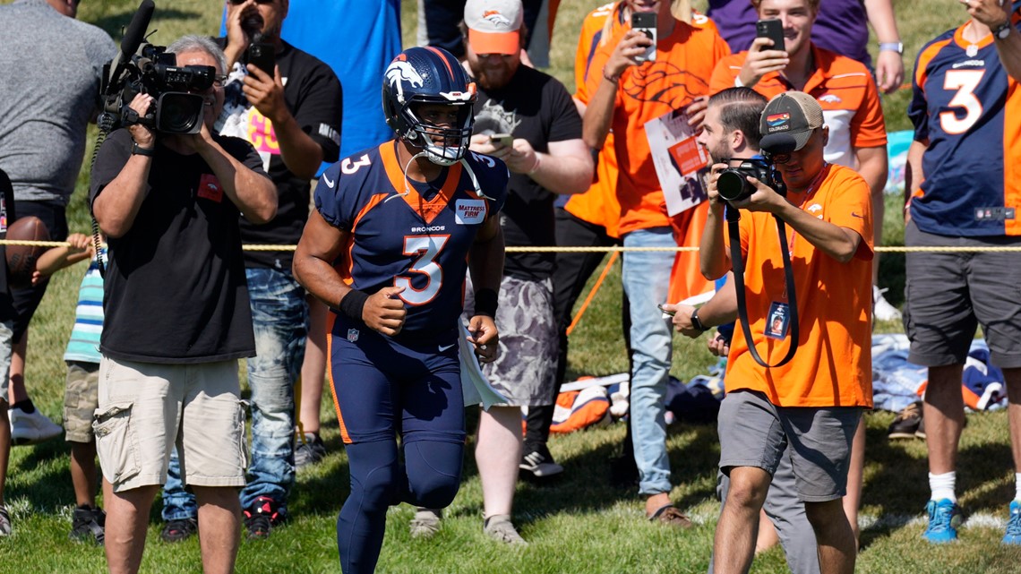 Denver Broncos running back Melvin Gordon III (25) takes part in drills  during the NFL team's practice at the Broncos' headquarters Monday, June  13, 2022, in Centennial, Colo. (AP Photo/David Zalubowski Stock