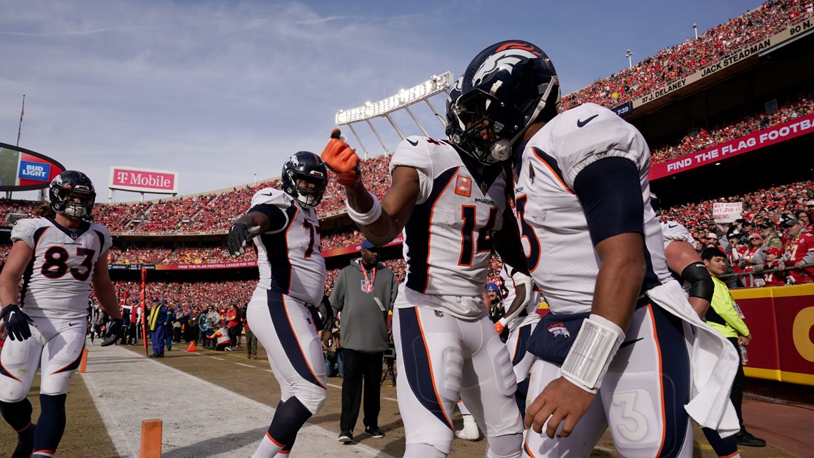 Denver Broncos tight end Andrew Beck (83) warms up before playing