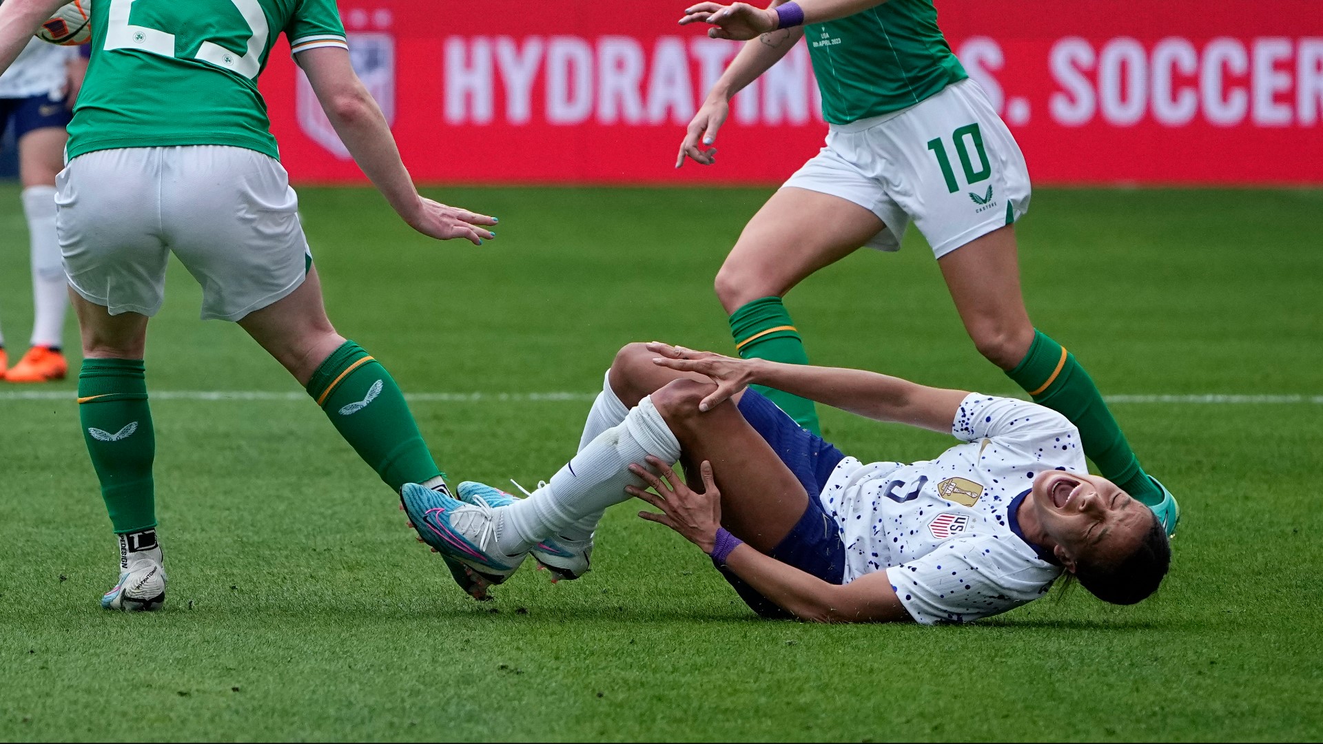 Mallory Swanson Injures Knee In Match Against Ireland | 9news.com