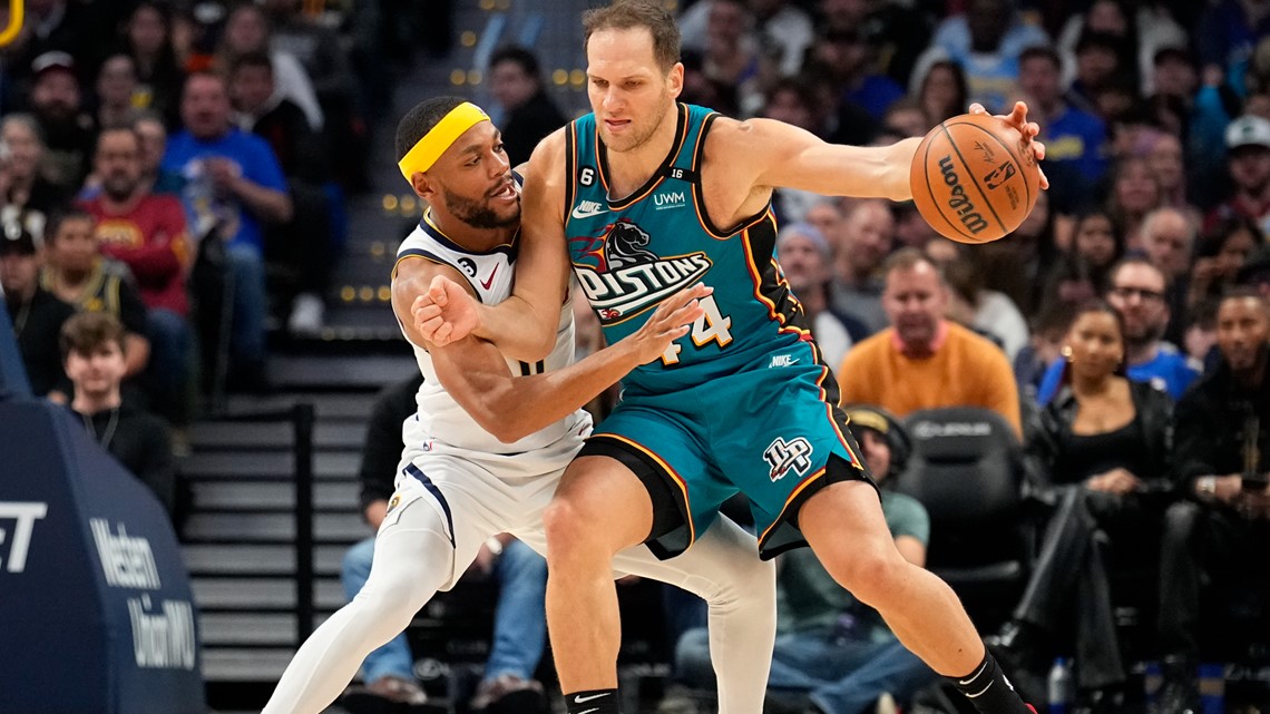 Rare buzzer-beater helps outmanned Nuggets beat Mavs 98-97