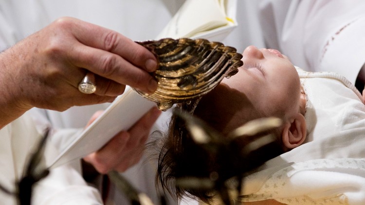 Anulan miles de bautismos después de que un sacerdote bautizara a personas durante décadas usando la palabra incorrecta