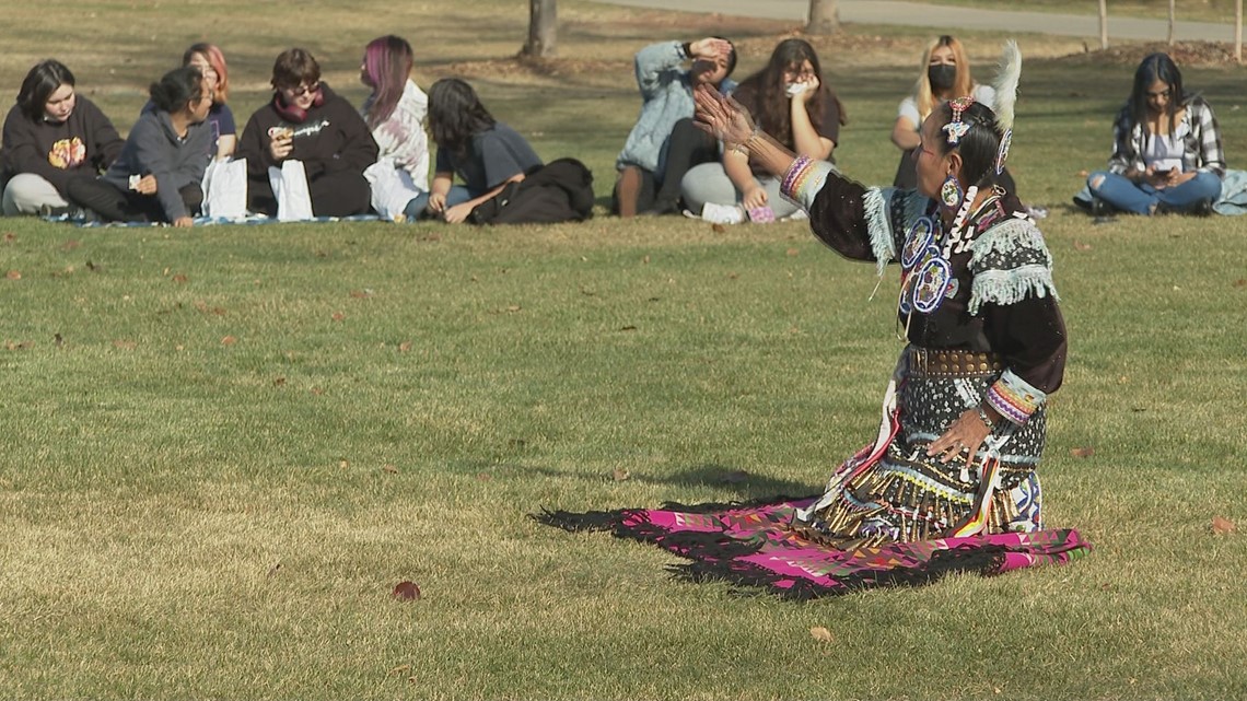 American Indian Academy of Denver merebut kembali budaya Pribumi