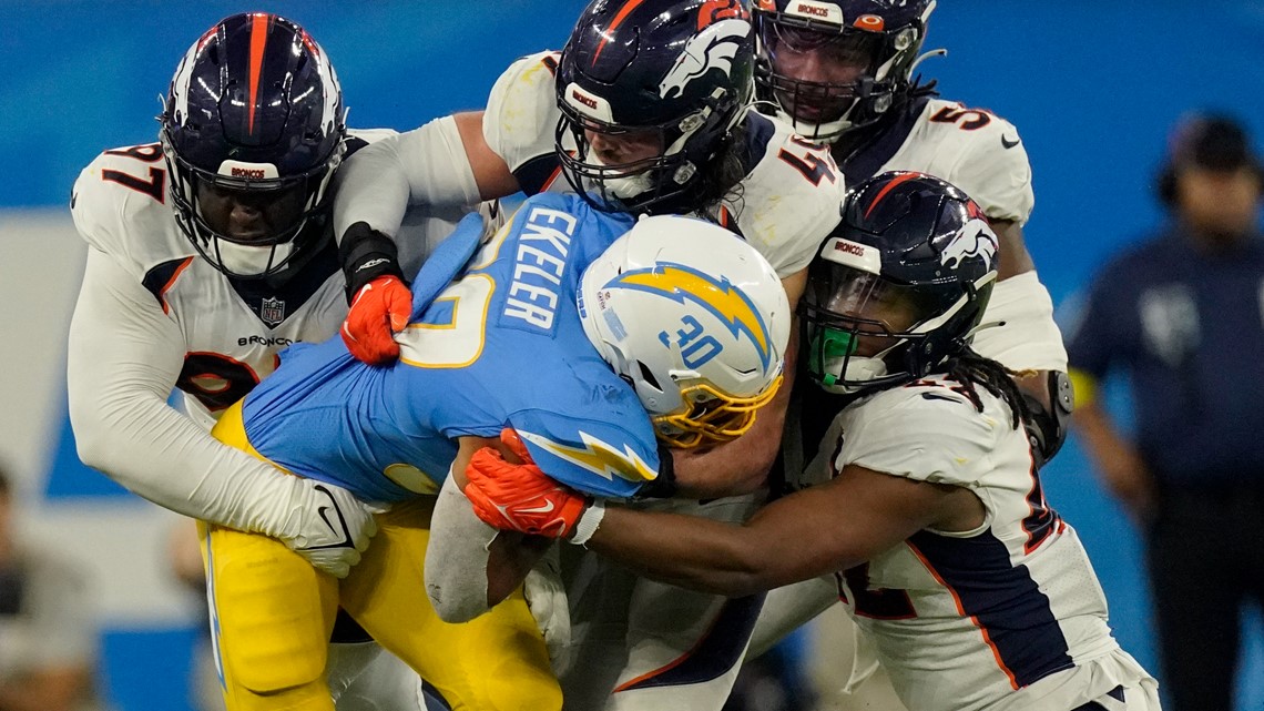 Denver Broncos linebacker Alex Singleton (49) takes part in drills during  an NFL football training camp at the team's headquarters Friday, July 28,  2023, in Centennial, Colo. (AP Photo/David Zalubowski Stock Photo - Alamy