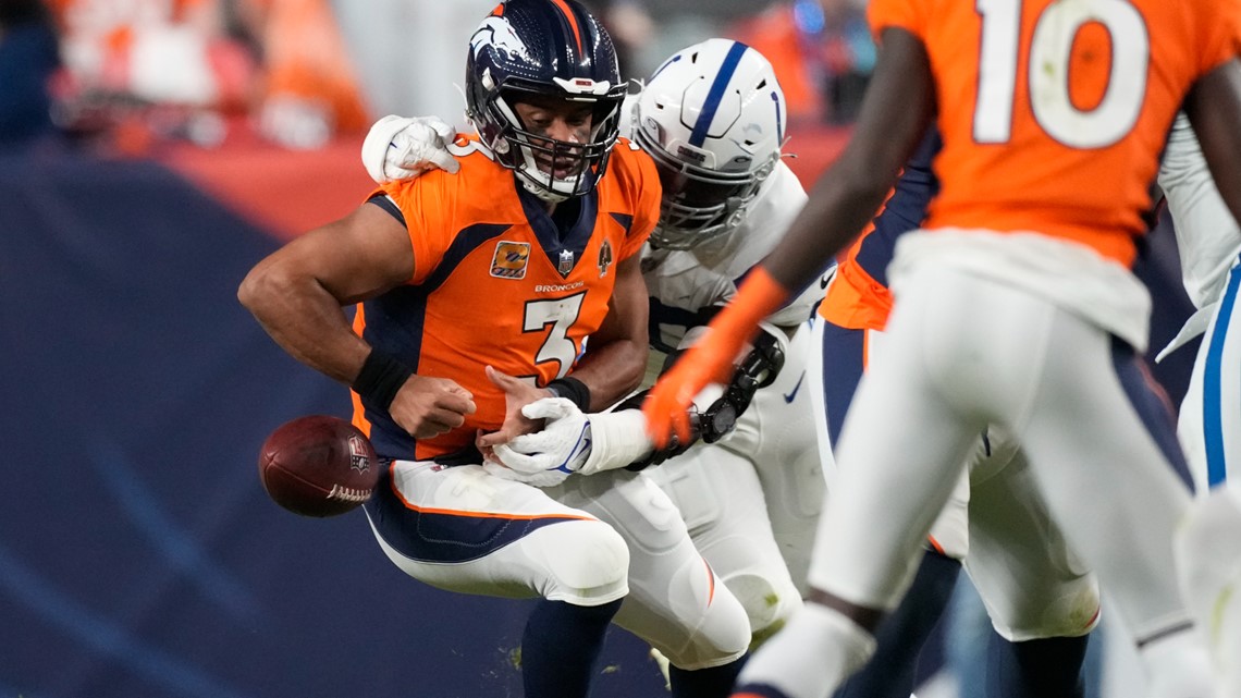 Broncos QB Russel Wilson, playing through right shoulder injury, received  injection after Thursday's game – Boulder Daily Camera