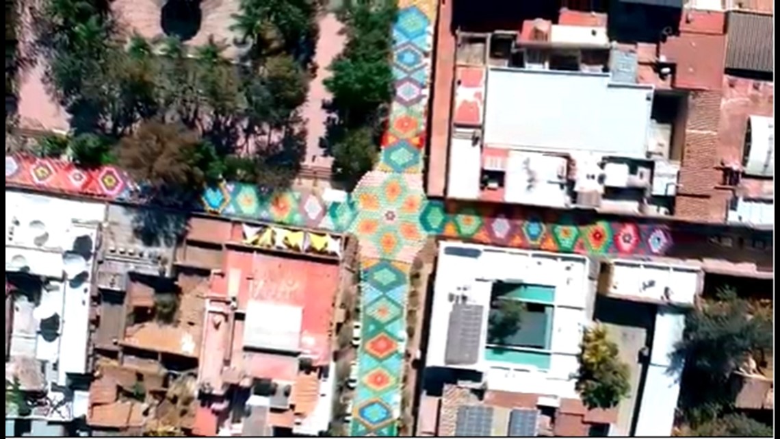 Wanita membuat rajutan terbesar di dunia di sebuah kota di Meksiko