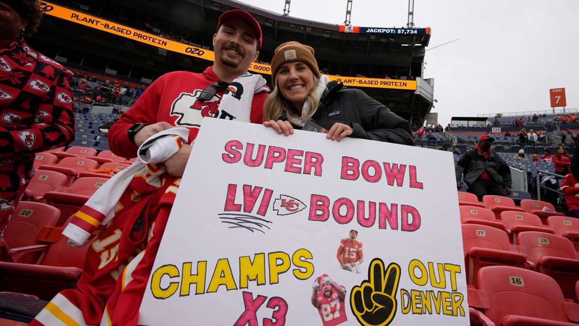 The Denver Broncos cheerleaders during the second half of an NFL football  game against the Kansas City Chiefs, Thursday, Oct. 17, 2019, in Denver.  (AP Photo/David Zalubowski Stock Photo - Alamy