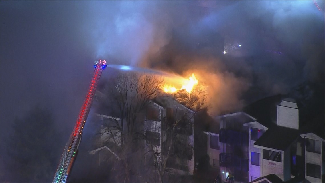 Petugas pemadam kebakaran menanggapi kebakaran gedung apartemen besar di Boulder