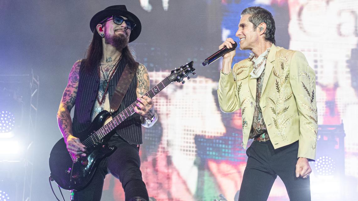 Perry Farrell fights Dave Navarro during Jane's Addiction concert