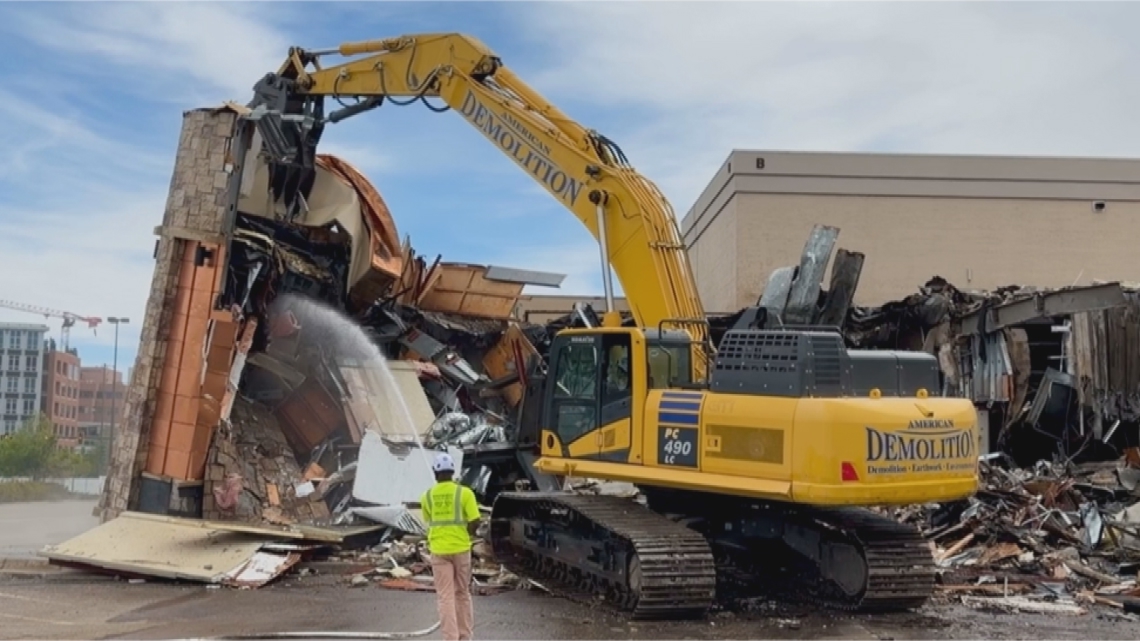 Longtime Elway's restaurant demolished as redevelopment project kicks off