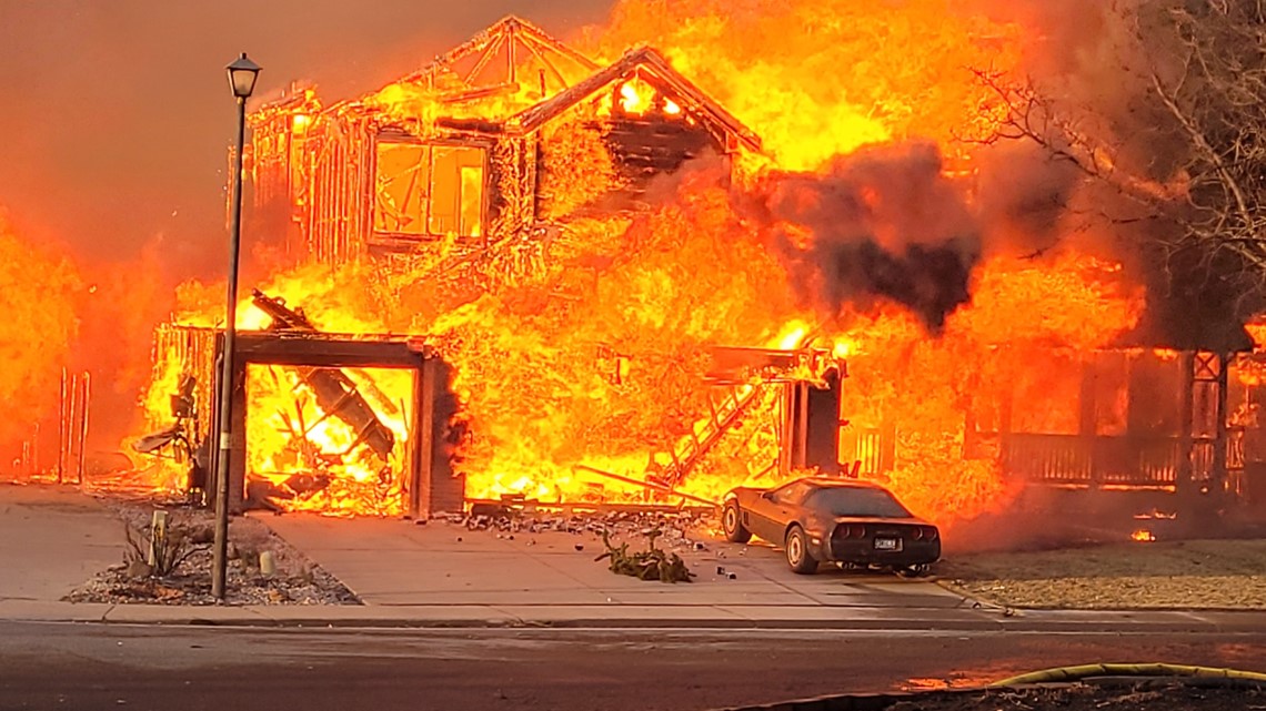 Marshall Fire: Pemadam kebakaran membagikan foto, video dari garis depan