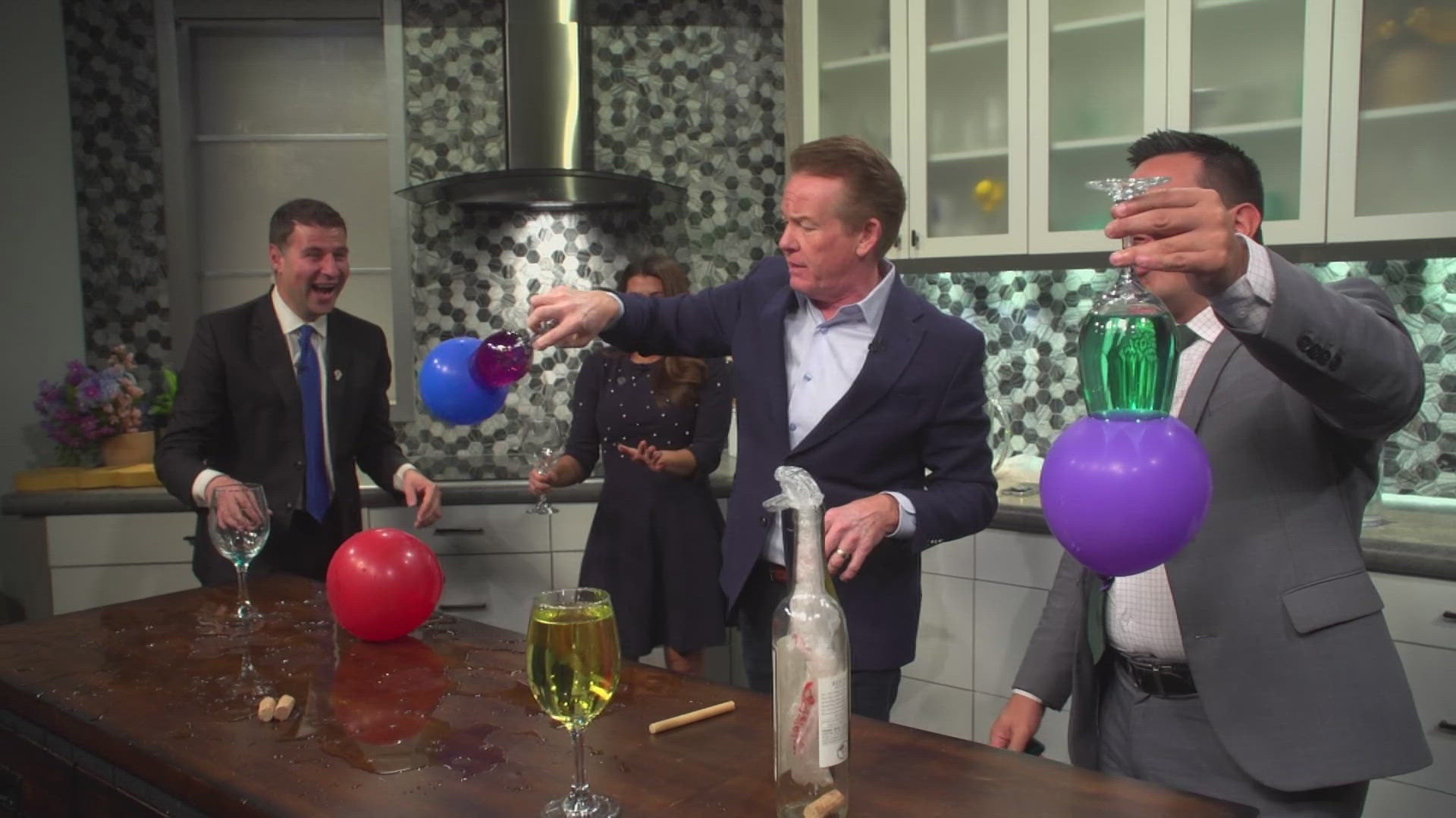 Science guy Steve Spangler shows us some table tricks to impress your guests this Thanksgiving.