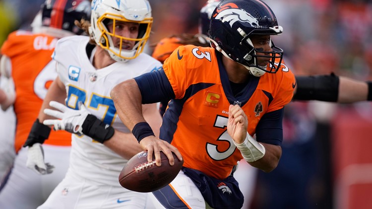 Russell Wilson, Derwin James kneel in prayer before Broncos-Chargers game