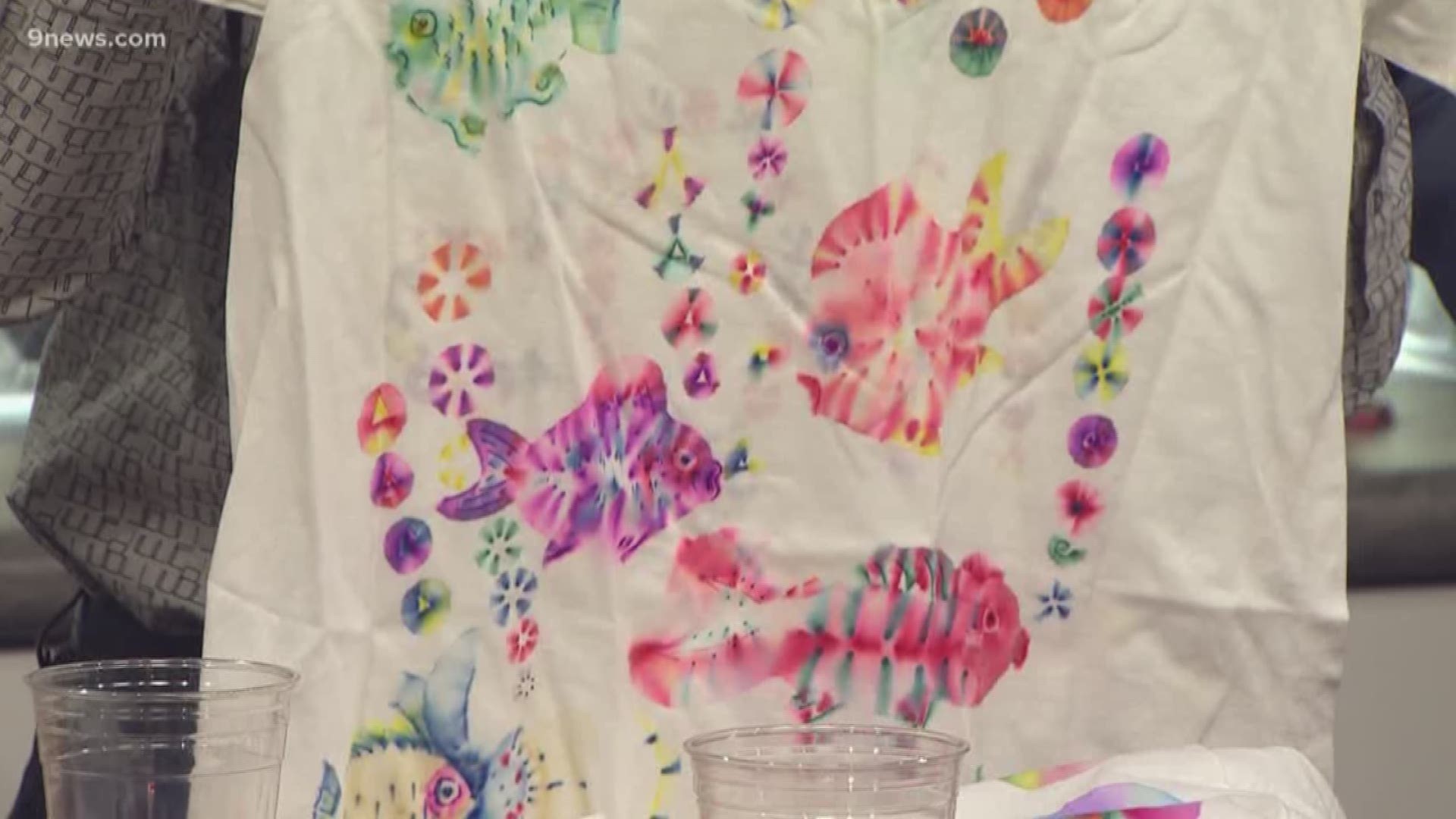 Traditional tie-dye looks cool, but it can be a real mess. Science Guy Steve Spangler has a creative solution to combine art and science and keep the kids busy all at the same time.