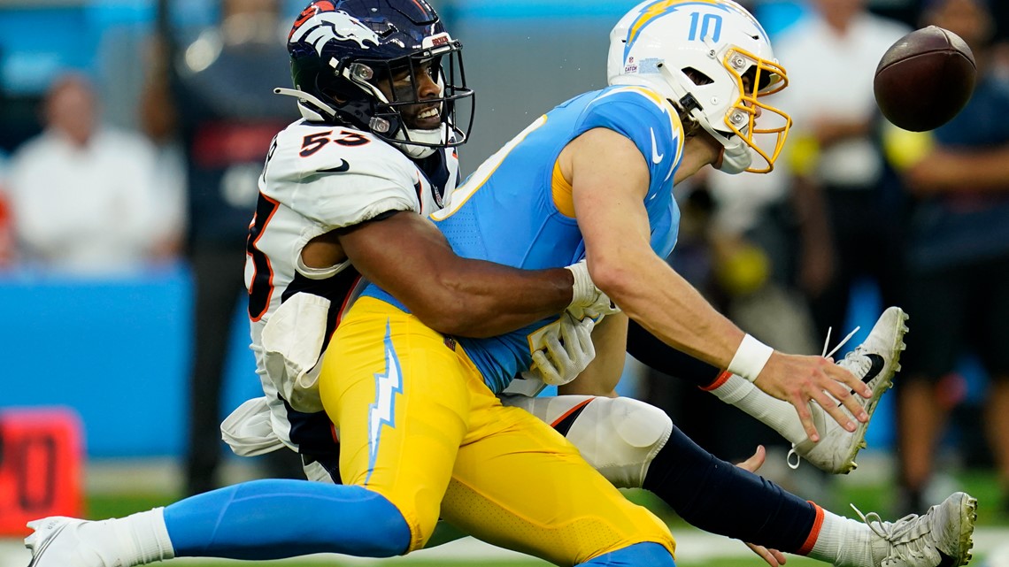 Denver Broncos XX against the Los Angeles Chargers in an NFL football game,  Monday, Oct. 17, 2022, in Inglewood, Calif. Chargers won 19-16. (AP  Photo/Jeff Lewis Stock Photo - Alamy