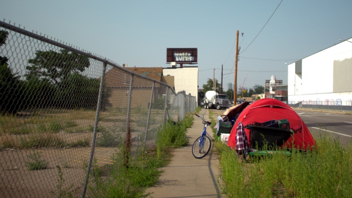 Denver menyapu mendorong kamp-kamp tunawisma lebih jauh dari inti kota