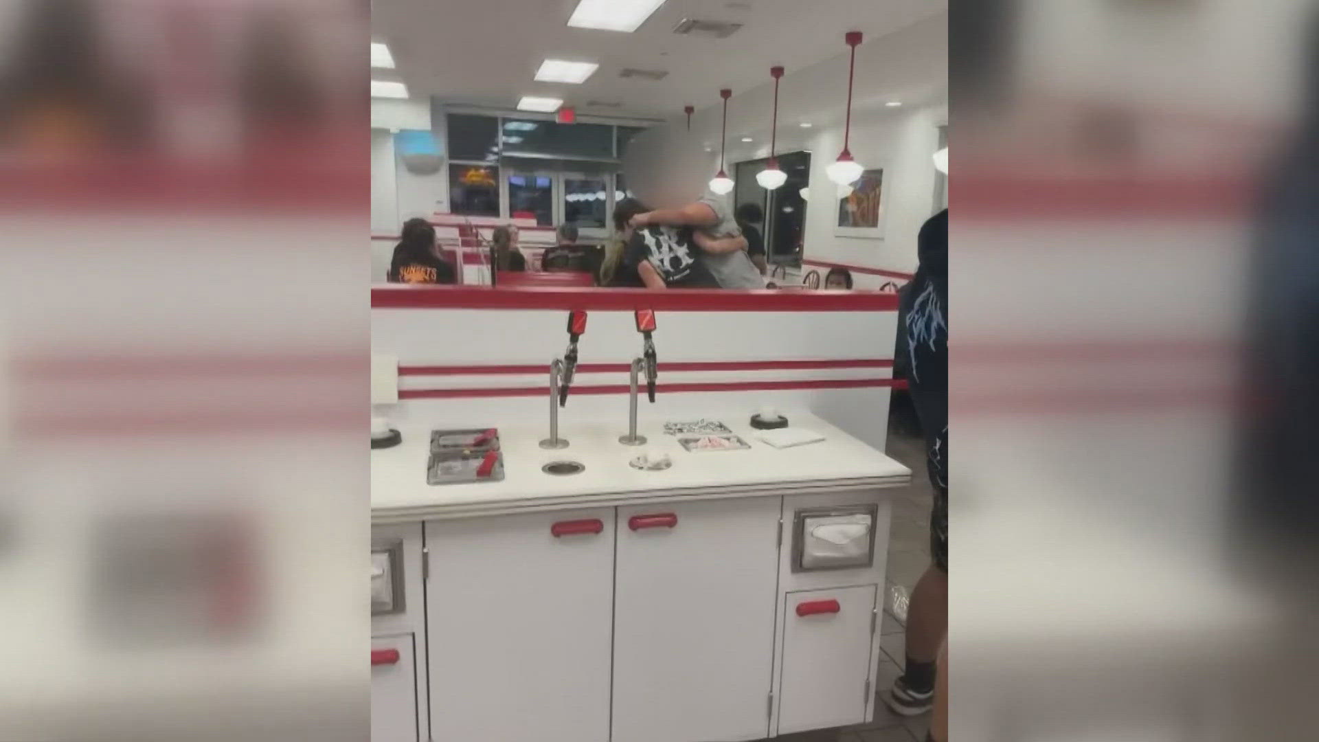 Un hombre fue arrestado y acusado de estrangular a un niño de 15 años en un restaurante de In-N-Out en Loveland, según la policía de Loveland.