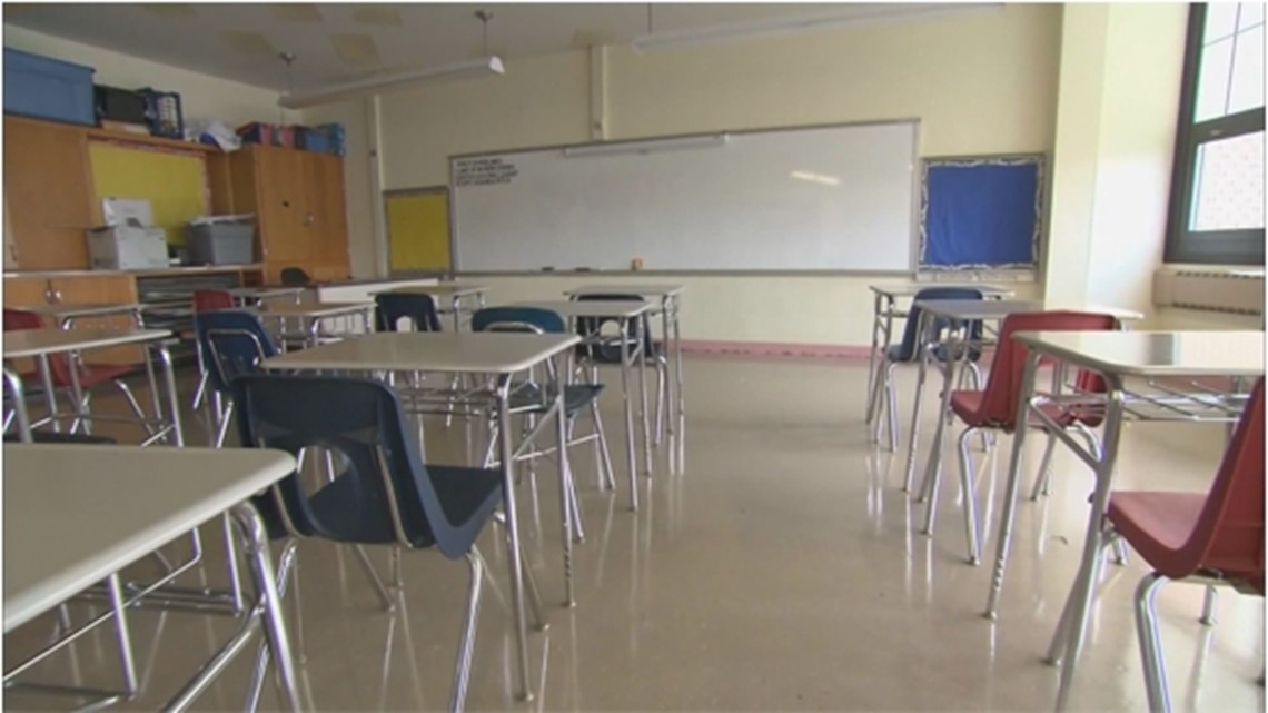 Sekolah-sekolah di area Denver mempertimbangkan apakah akan pergi jauh, atau tinggal sendiri