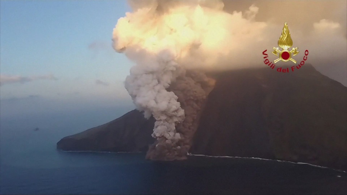 volcano-on-sicilian-island-of-stromboli-erupting-9news