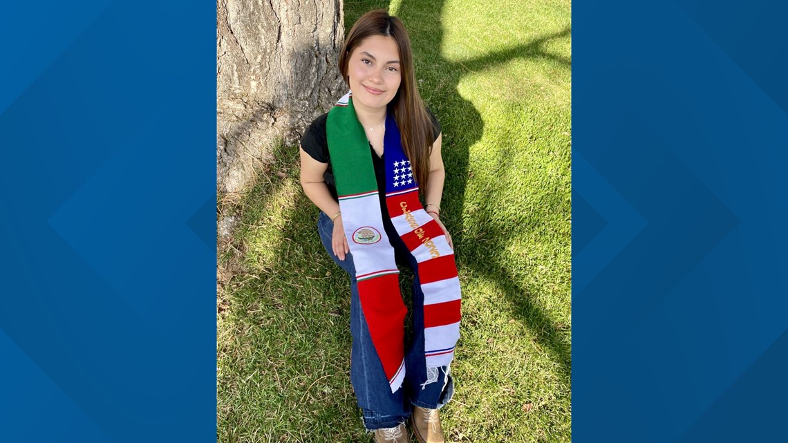 Juez falla en contra de la estudiante a la que se le negó asistir a su graduación con una estola con la bandera de México