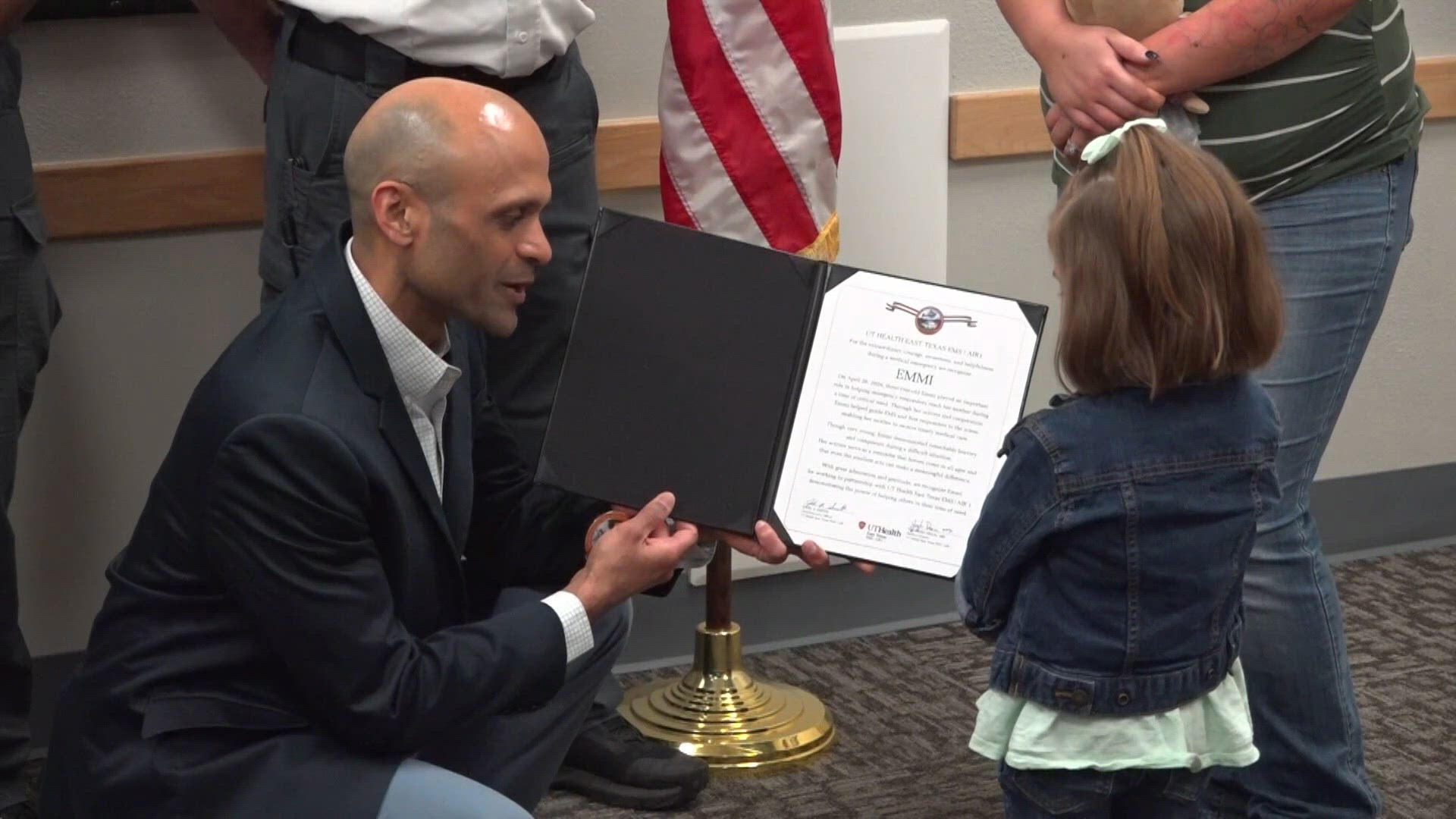 3-year-old Texas girl hailed as a hero after helping her mom during a ...