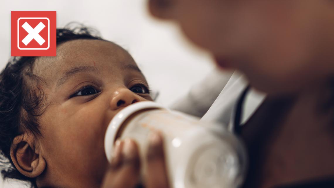 No, los padres no deben alimentar a los bebés de 6-12 meses con leche de vaca a menos de que sea una emergencia
