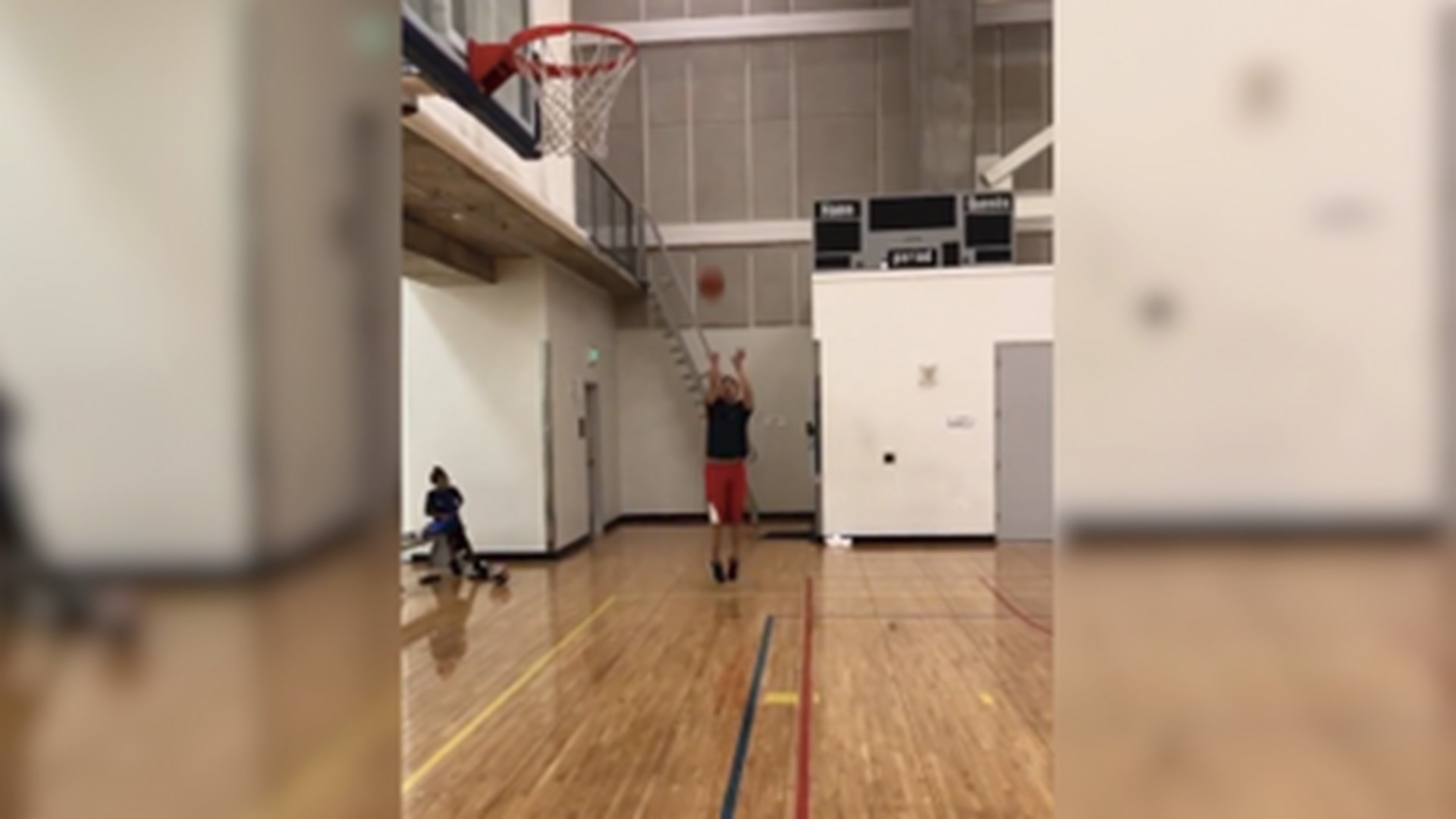 While taking a break from debate prep, Democratic candidate Andrew Yang played basketball and boasted he could 'school' President Trump on the hardwood. Veuer's Justin Kircher has more.