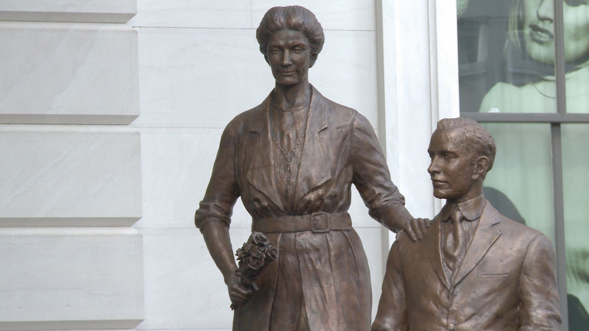 Knoxville dedicates suffrage statue