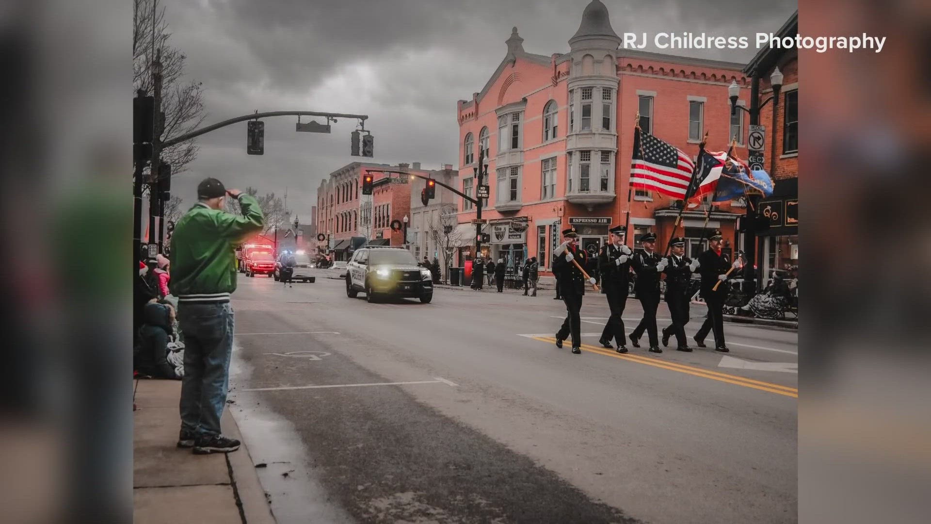 A Westerville photographer is on the hunt to find a man, believed to be a veteran, who he captured in a photograph during the Westerville Christmas parade last week.