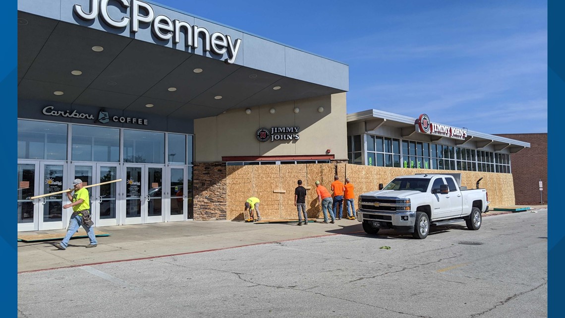 clarks jordan creek mall