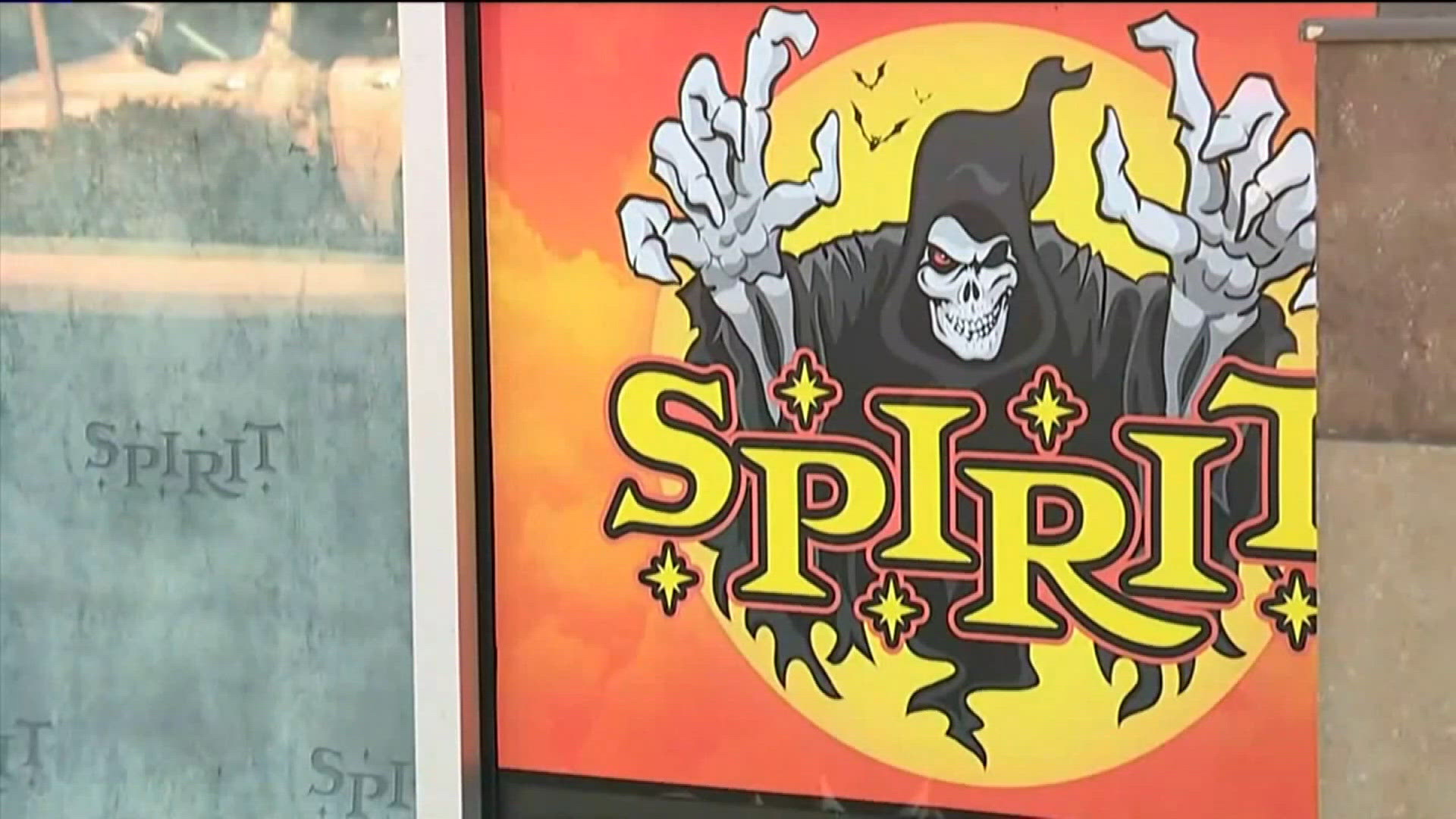 Spirit Halloween strikes deal to buy Hot Topic | 9news.com