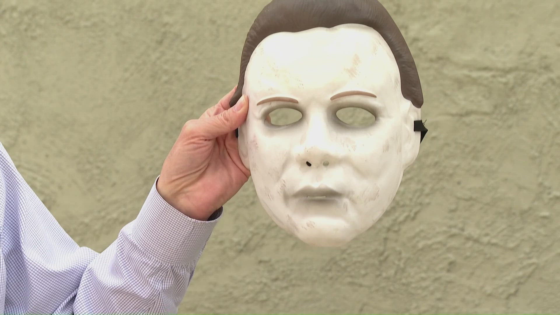 Burglars startled by Michael Myers mannequin in passenger seat shoot at ...