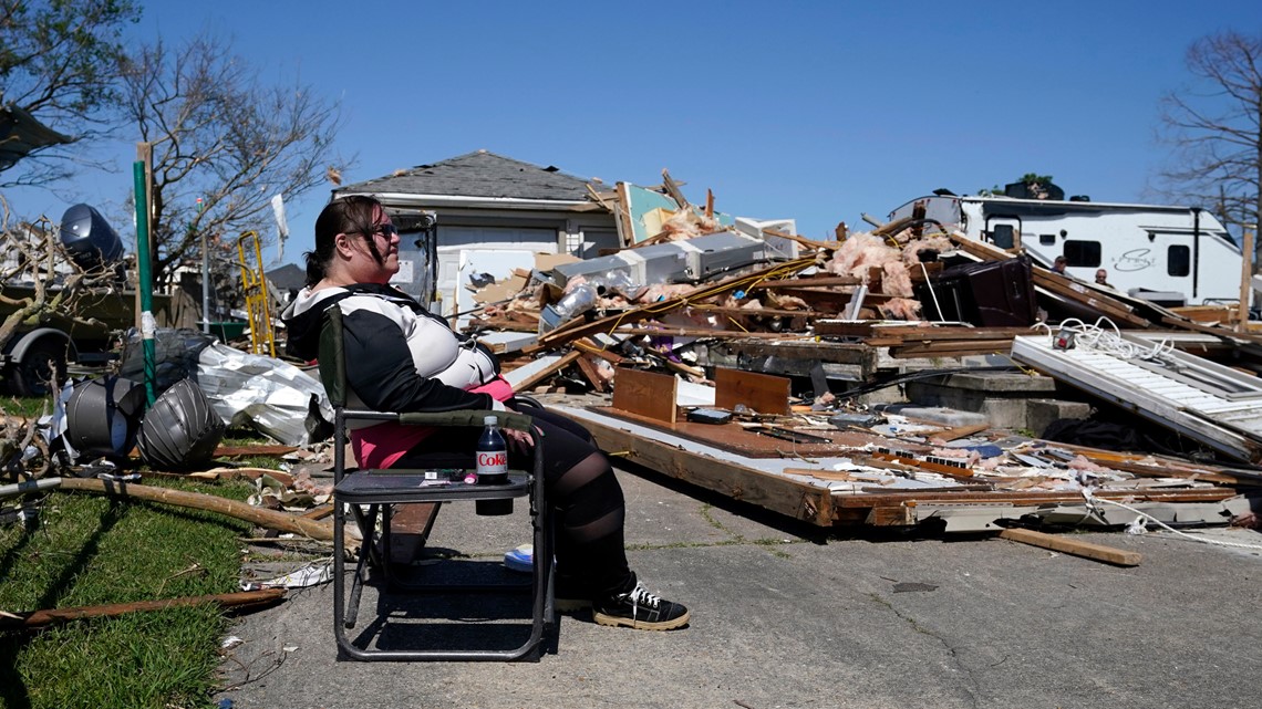 Tornado ‘Besar, sangat berbahaya’ merobek pinggiran kota New Orleans