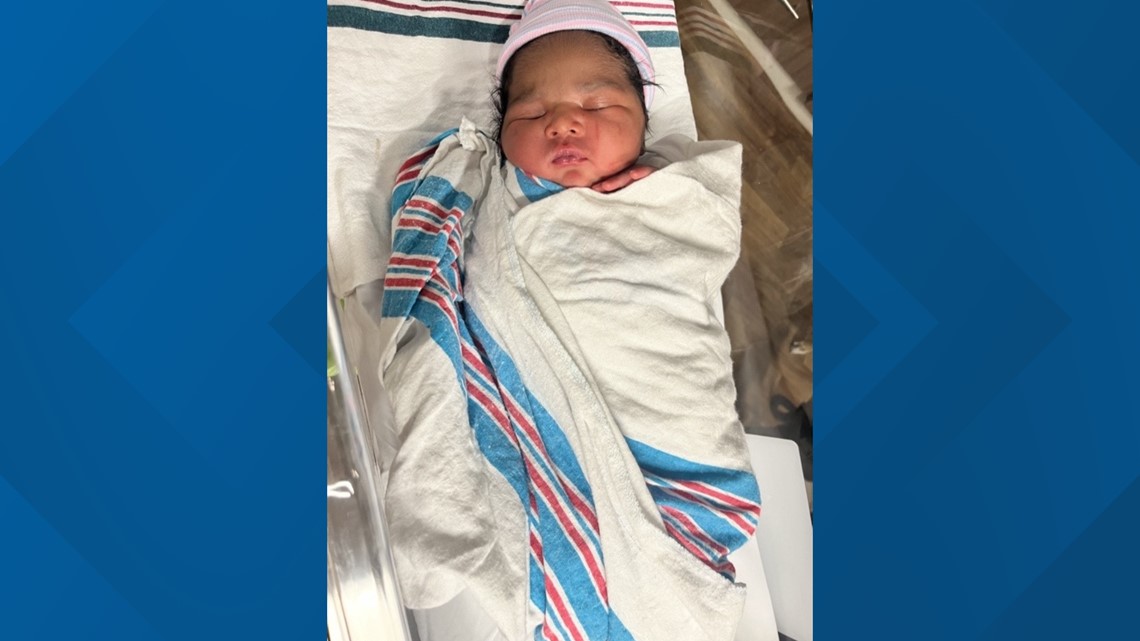 Employees, fiancé help deliver baby girl in McDonald's bathroom - Vimarsana News