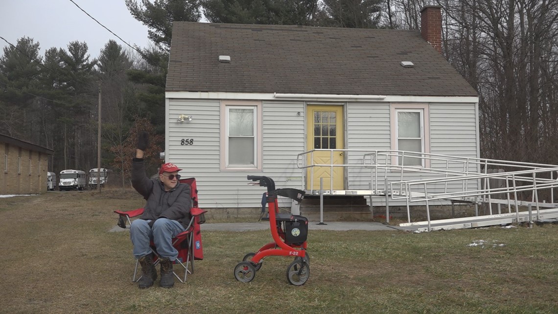 Norton Shores man who waves to cars gets holiday surprise - Vimarsana News